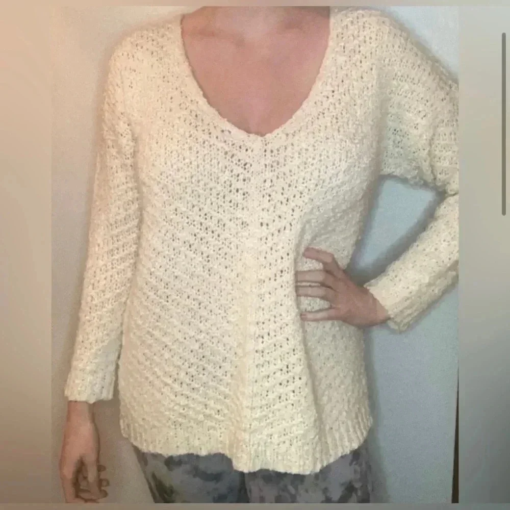 ASTR The Label Slash Back Popcorn Bouclé Sweater Size Medium Oatmeal - Picture 3 of 8